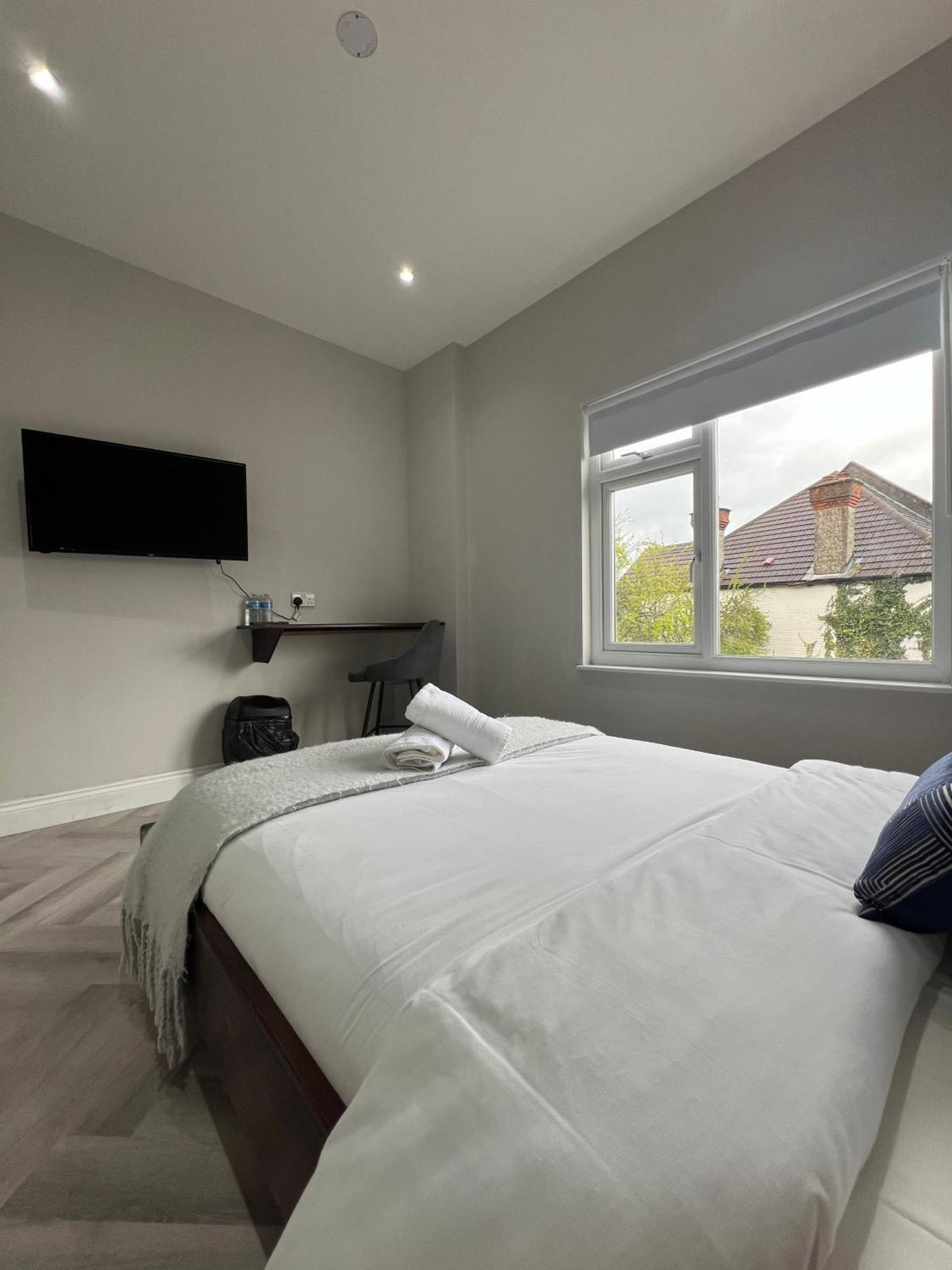 London Studios And Suites Harrow Exterior photo