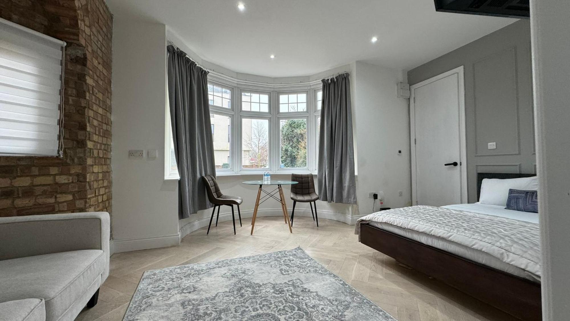 London Studios And Suites Harrow Exterior photo
