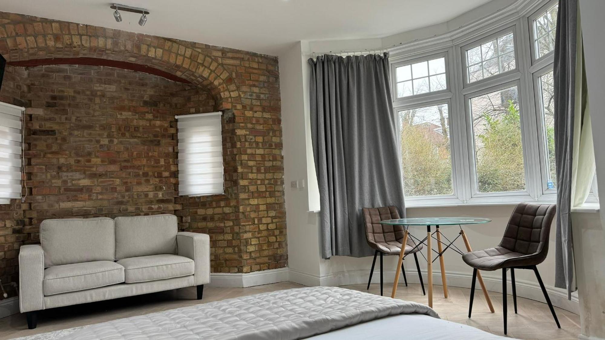 London Studios And Suites Harrow Exterior photo