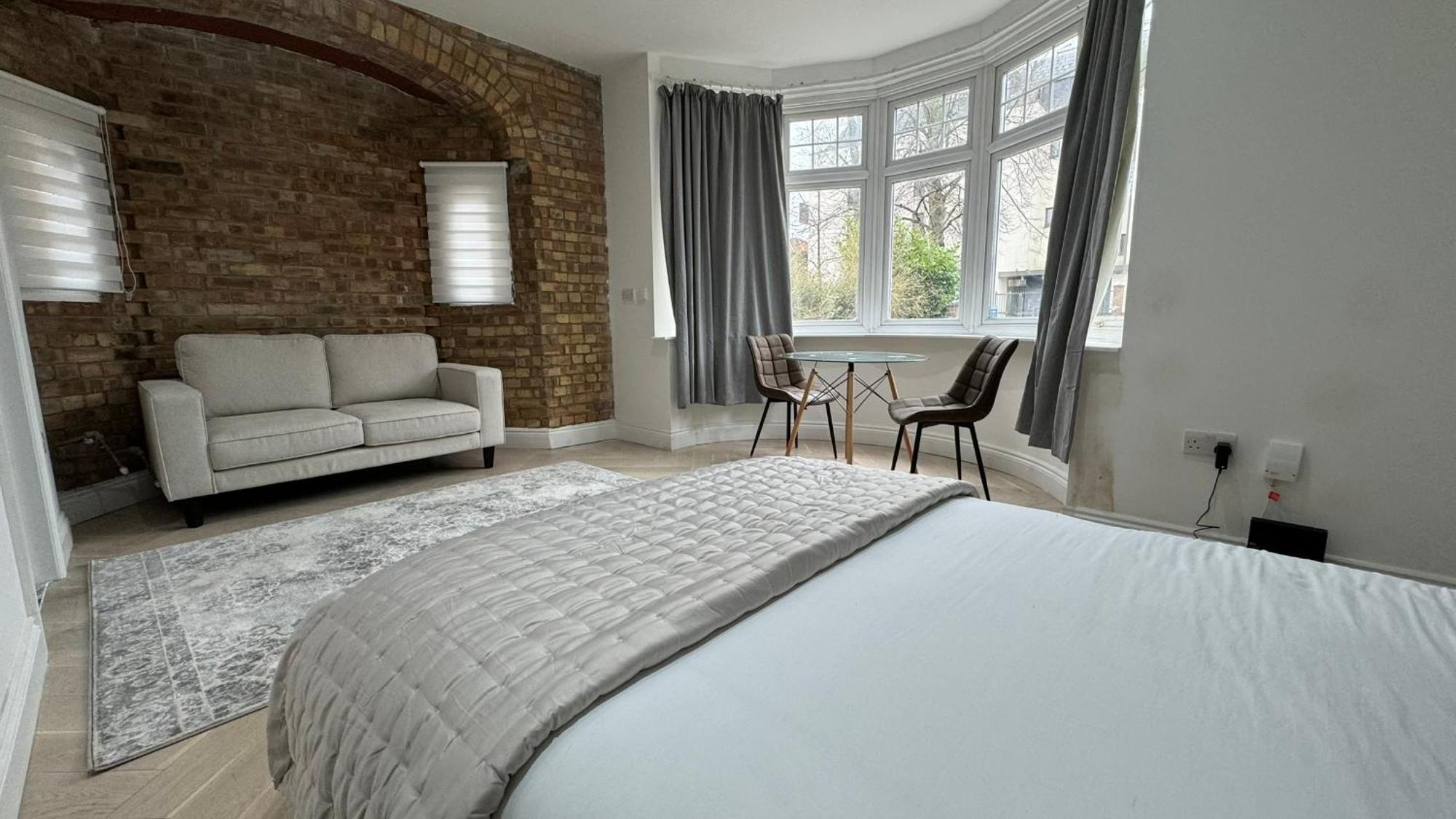 London Studios And Suites Harrow Exterior photo