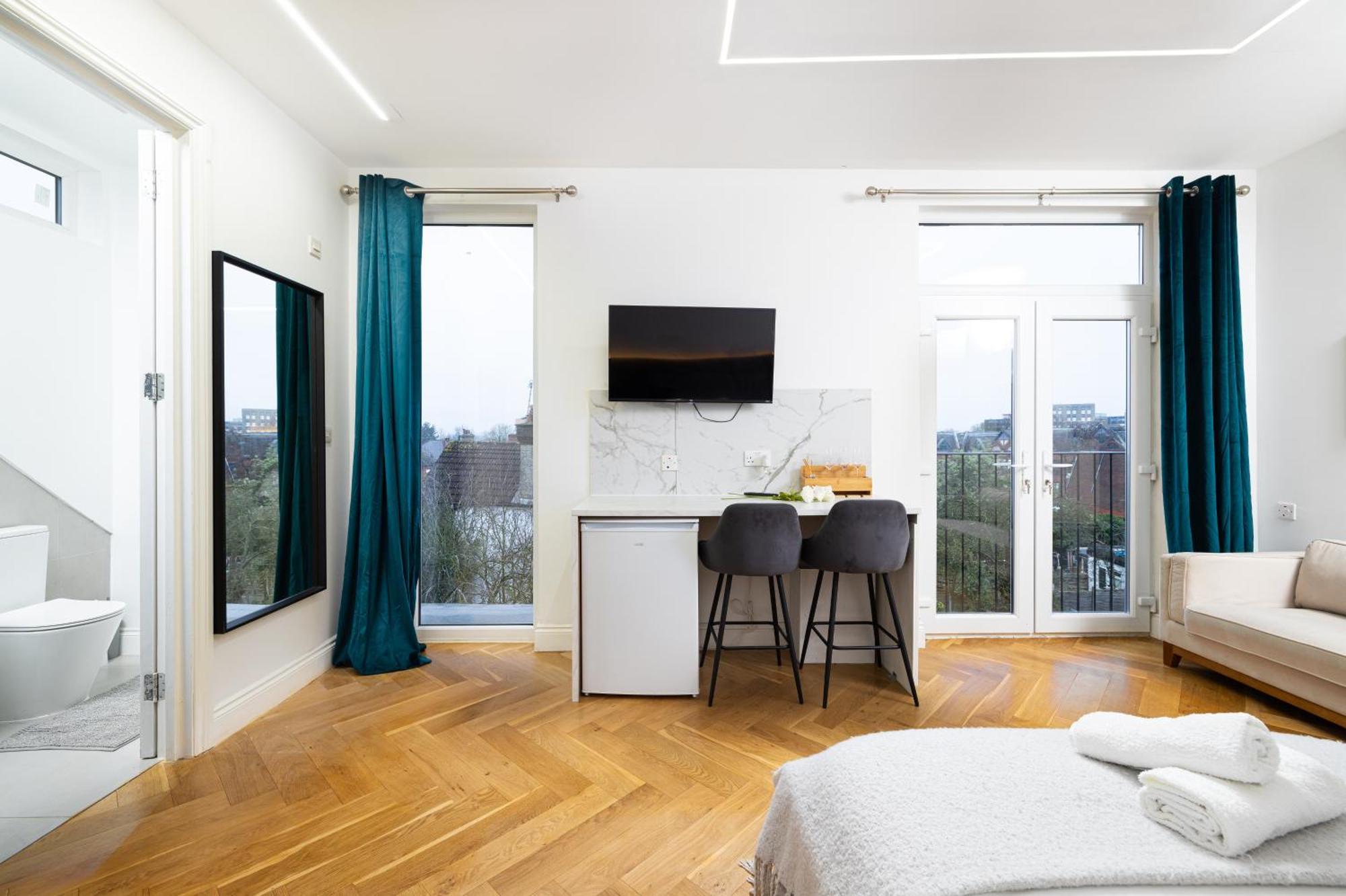 London Studios And Suites Harrow Exterior photo
