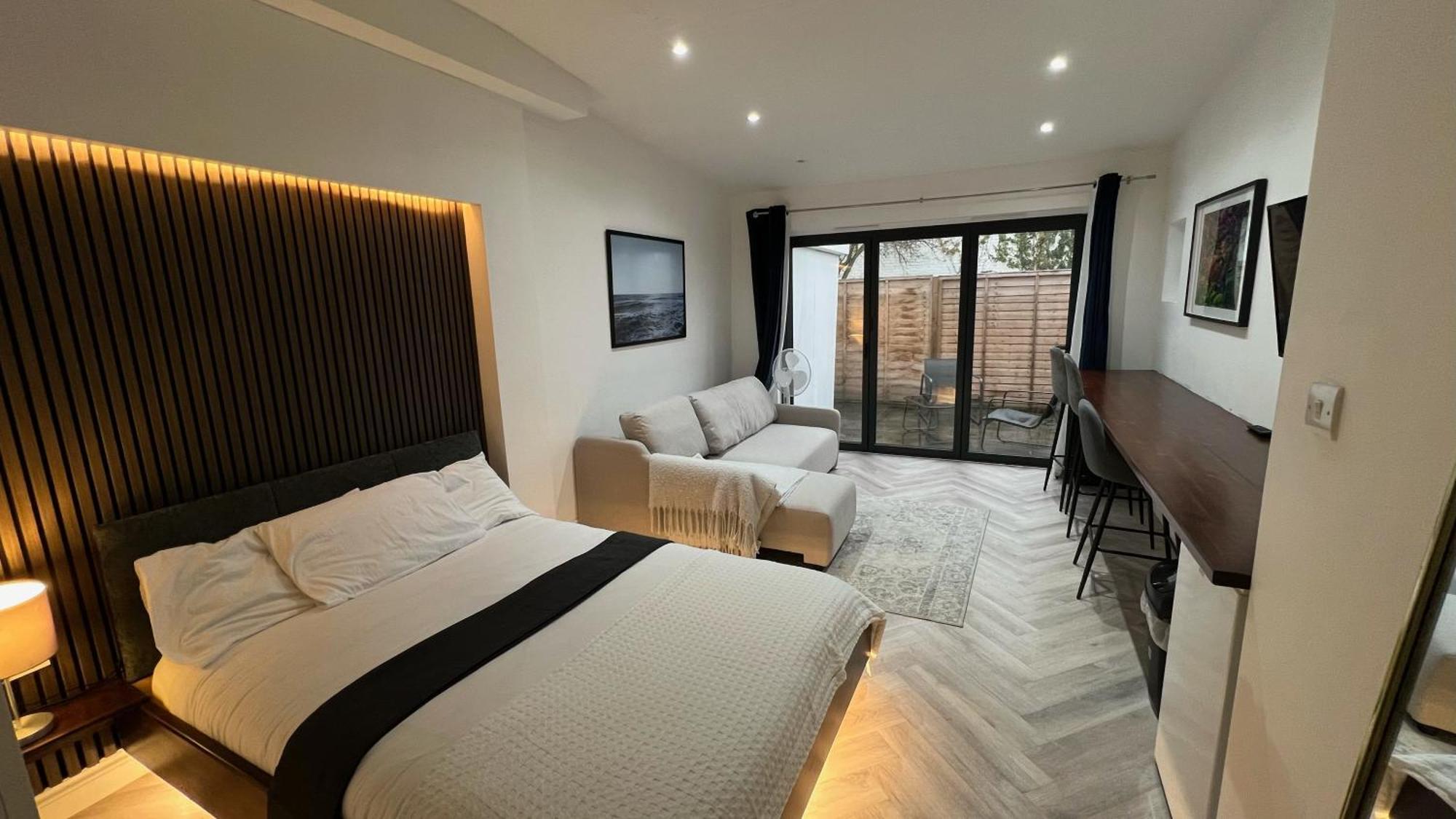 London Studios And Suites Harrow Exterior photo