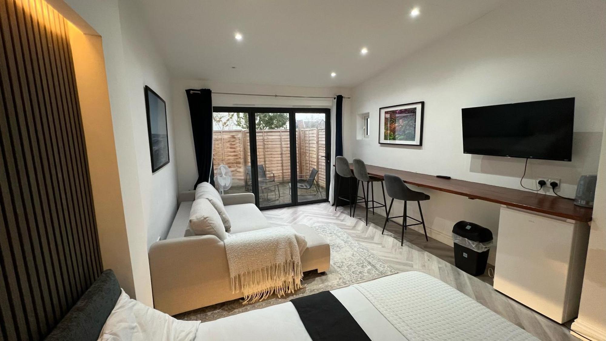 London Studios And Suites Harrow Exterior photo