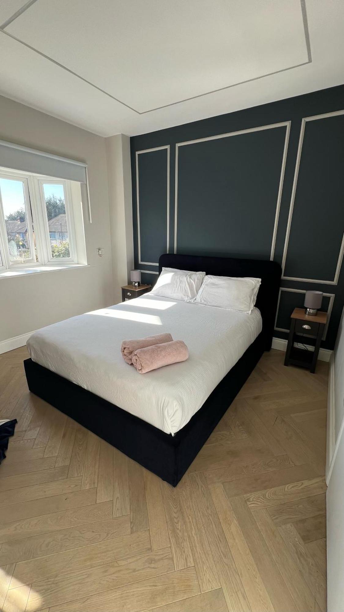 London Studios And Suites Harrow Room photo
